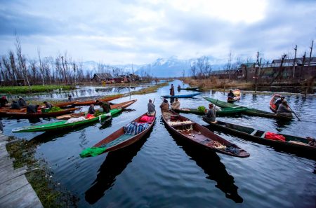 morning-market-with-boats-at-kashmir-2023-11-27-05-13-18-utc